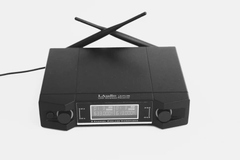 Двухканальная вокальная радиосистема, 2 ручных передатчика LAudio LS-P3-2M фото 3
